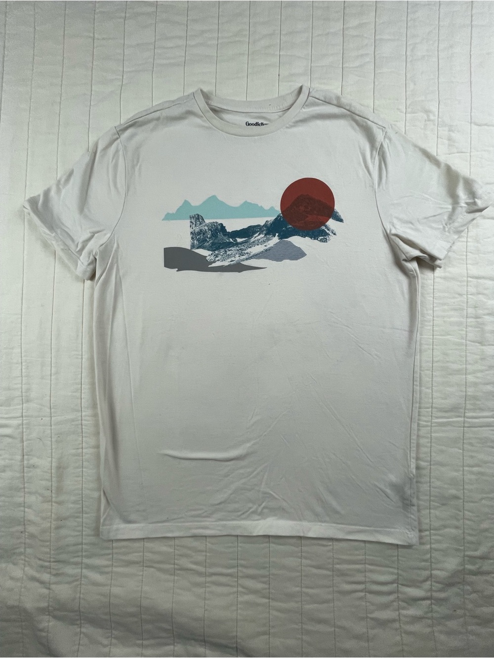 Goodfellow & Co White Graphic Mountain T‑Shirt with Red Sun Mens Medium